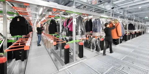 Hanging garments in a fashion distribution operation